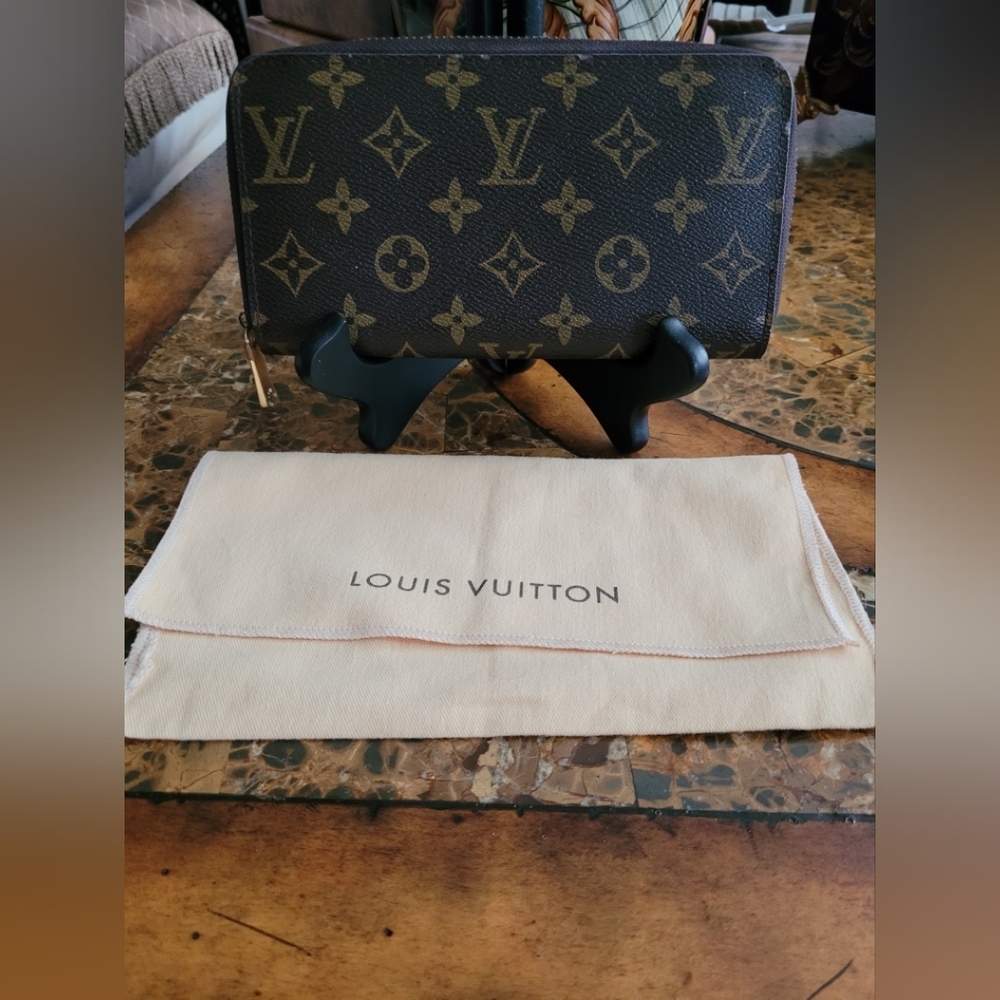 Louis Vuitton Monogram Zip around Wallet - Picture 2 of 6